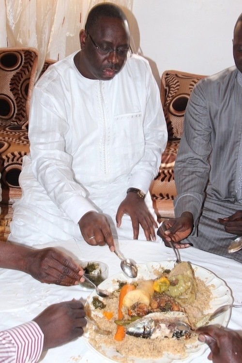 Arrêt sur images : Moustapha Diakhaté et Macky SALL autour d’un bol de  riz au poisson beugeutch à l'appui en 2012
