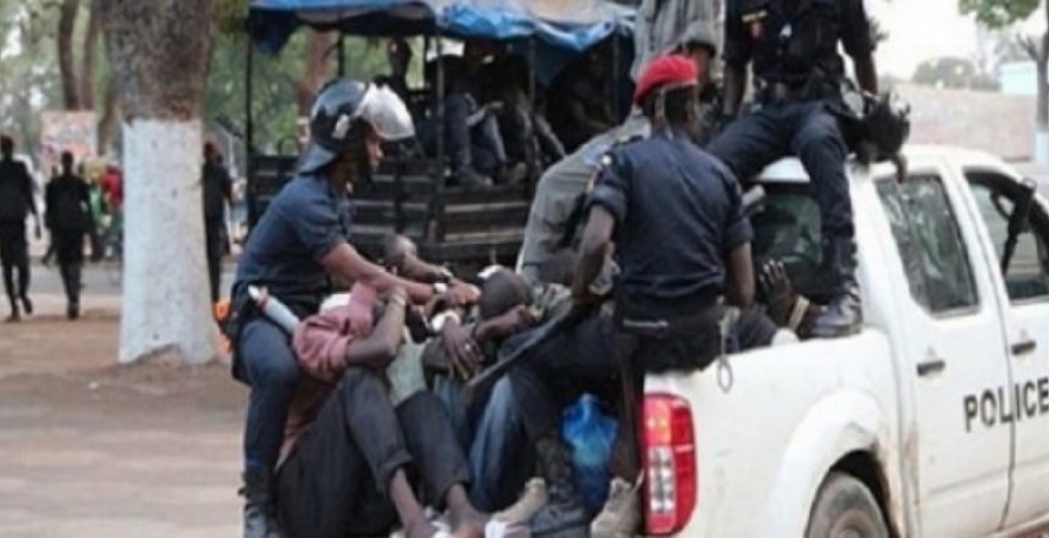 DÉLINQUANCE ET CRIMINALITÉ A DAKAR : La police exhibe ses hauts faits d’arme et revendique 90% de délits et crimes élucidés en janvier et 100% en février sur le plan national DÉLINQUANCE ET CRIMINALITÉ A DAKAR : La police exhibe ses hauts faits d’arme et revendique 90% de délits et crimes élucidés en janvier et 100% en février sur le plan national