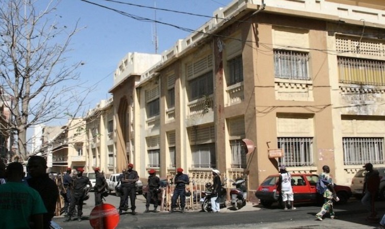 UNE BANDE DE POTES QUI JOUAIT AU FOOT SUR LA CORNICHE ÉCROUÉE