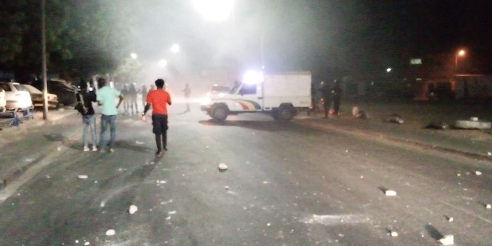 MANIFESTATIONS POUR LA LEVEE DU COUVRE-FEU: Dakar et sa banlieue se rebellent, l’armée appelée en renfort MANIFESTATIONS POUR LA LEVEE DU COUVRE-FEU: Dakar et sa banlieue se rebellent, l’armée appelée en renfort