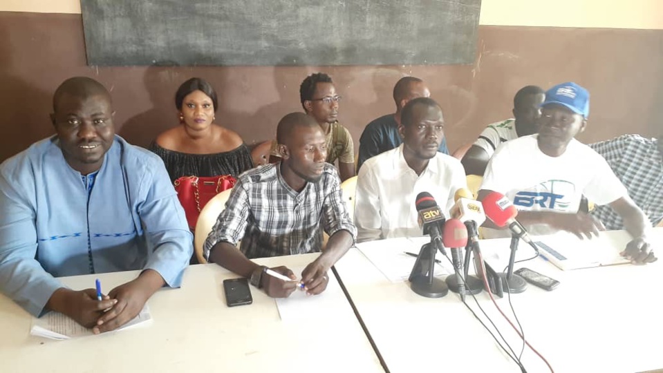 Mbour : des jeunes de la majorité présidentielle protestent auprès du Président de la République Mbour : des jeunes de la majorité présidentielle protestent auprès du Président de la République