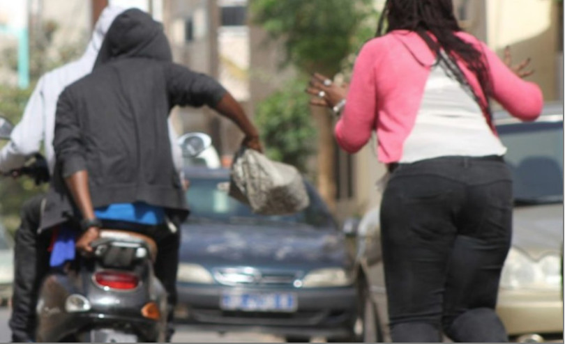 GANGSTÉRISME A THIAROYE WAKHINANE 3 : Un businessman guinéen agressé au coupe-coupe en plein jour par trois individus à bord d’une moto