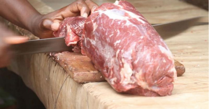 ABATTAGE CLANDESTIN A LA CITE LA ROCHETTE DE THIAROYE : Un vendeur de viande de mouton impropre à la consommation surpris en plein dépeçage de la bête derrière une maison en chantier