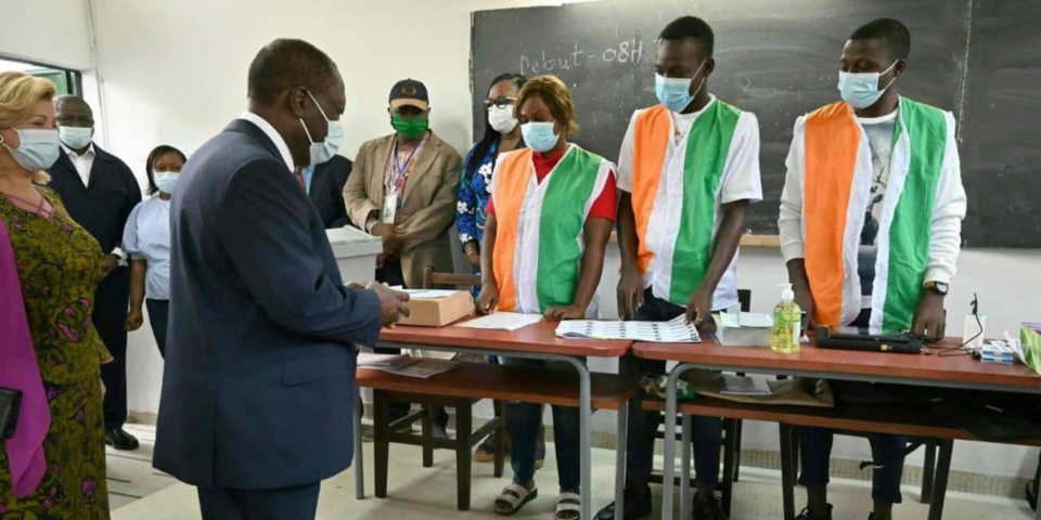 Ouattara largement en tête, selon les premiers résultats Ouattara largement en tête, selon les premiers résultats