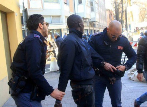 ITALIE: Un Sénégalais arrêté pendant qu’il vendait de la drogue en pleine rue