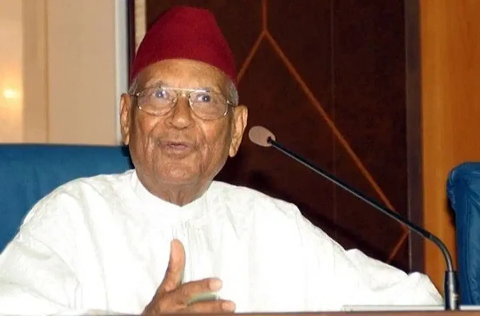 TROPHEE DE L’AFRICANITE: Le ministre de la Culture et de la Communication remet le trophée au Pr Amadou Makhtar Mbow TROPHEE DE L’AFRICANITE: Le ministre de la Culture et de la Communication remet le trophée au Pr Amadou Makhtar Mbow