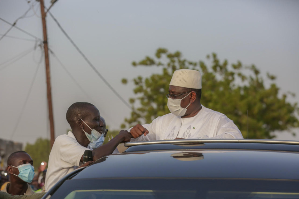 De brassards rouges à l’aller, Macky accueilli au retour avec des brassards blancs à Koumpentoum De brassards rouges à l’aller, Macky accueilli au retour avec des brassards blancs à Koumpentoum