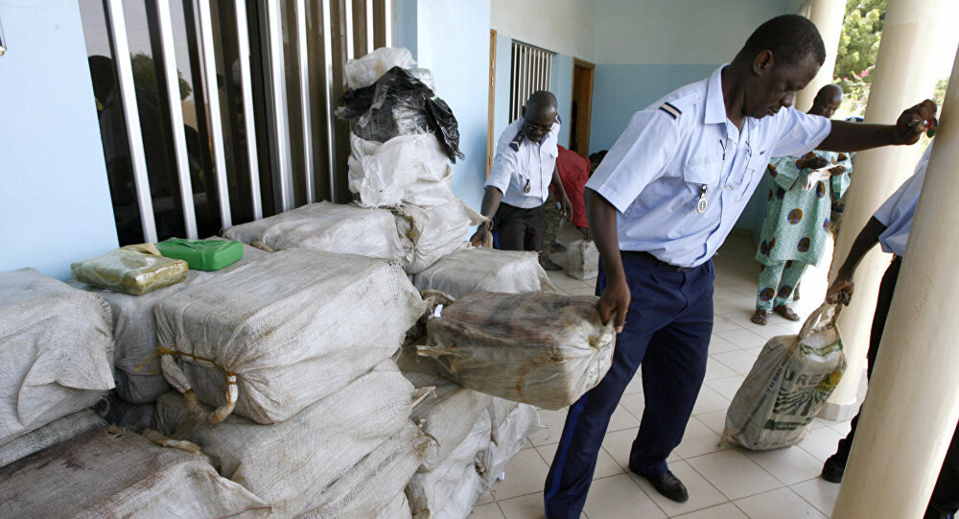 TRAFIC DE COCAÏNE : «La baronne de la drogue» Rokhaya Kanté, 50 ans et son fils de 29 ans, Ibrahima Kader, risquent respectivement 4 et 2 ans de prison ferme TRAFIC DE COCAÏNE : «La baronne de la drogue» Rokhaya Kanté, 50 ans et son fils de 29 ans, Ibrahima Kader, risquent respectivement 4 et 2 ans de prison ferme