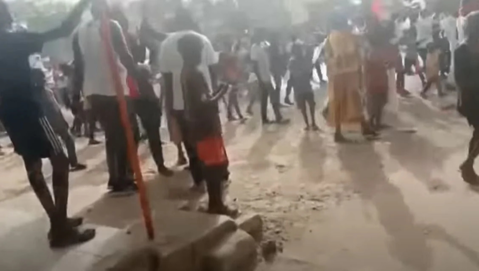 EN VISITE A KEUR NDIAYE LO: Le maire Oumar Guèye hué et chassé par la population EN VISITE A KEUR NDIAYE LO: Le maire Oumar Guèye hué et chassé par la population