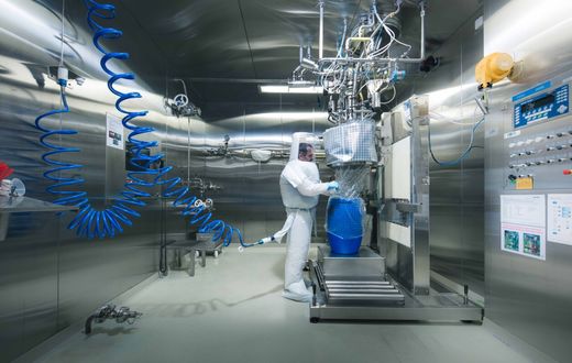 UNE ALLIANCE ENTRE LE SENEGAL ET LA TEAM EUROPE POUR CONSTRUIRE UNE USINE DE VACCINS CONTRE LE COVID-19 L’Institut Pasteur va héberger le projet et va produire 25 millions de doses par mois d’ici 2022