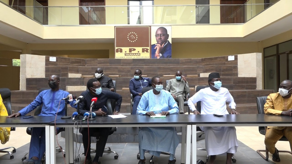 LA TASK FORCE REPUBLICAINE TACLE SEVEREMENT L’OPPOSITION: «Avec une malhonnêteté totale, l’opposition fait de l’amalgame sur la question des certificats de résidence» LA TASK FORCE REPUBLICAINE TACLE SEVEREMENT L’OPPOSITION: «Avec une malhonnêteté totale, l’opposition fait de l’amalgame sur la question des certificats de résidence»