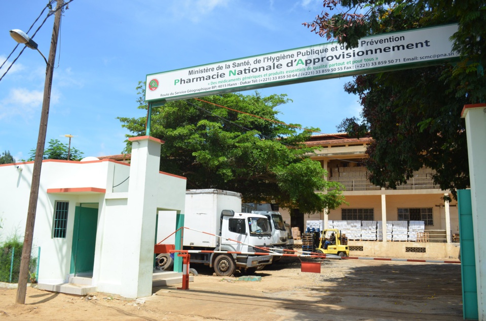 CHANGEMENT DE STATUT DE LA PHARMACIE NATIONALE D’APPROVISIONNEMENT (PNA) Les syndicalistes contre toute transformation institutionnelle hasardeuse et aventurière CHANGEMENT DE STATUT DE LA PHARMACIE NATIONALE D’APPROVISIONNEMENT (PNA) Les syndicalistes contre toute transformation institutionnelle hasardeuse et aventurière