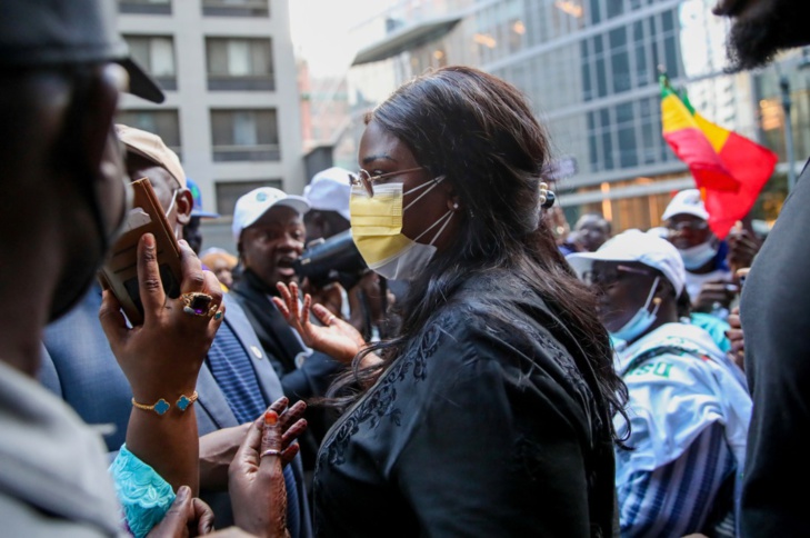 ACCUEIL DE MACKY SALL A NEW YORK  Grande mobilisation devant la Maison du Sénégal à New York, le Président accède difficilement au bâtiment