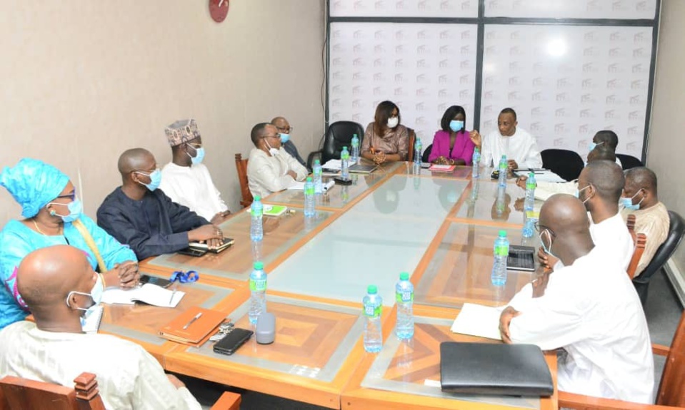 ACCORD CADRE ENTRE LE FHS-FONGIP ET APBEFS POUR L’ACCES AU LOGEMENT Abdoulaye Saydou Sow s’inscrit dans une logique de durabilité urbaine et invite à revoir à la hausse la part des financements bancaires destinés à l’habitat. ACCORD CADRE ENTRE LE FHS-FONGIP ET APBEFS POUR L’ACCES AU LOGEMENT Abdoulaye Saydou Sow s’inscrit dans une logique de durabilité urbaine et invite à revoir à la hausse la part des financements bancaires destinés à l’habitat.