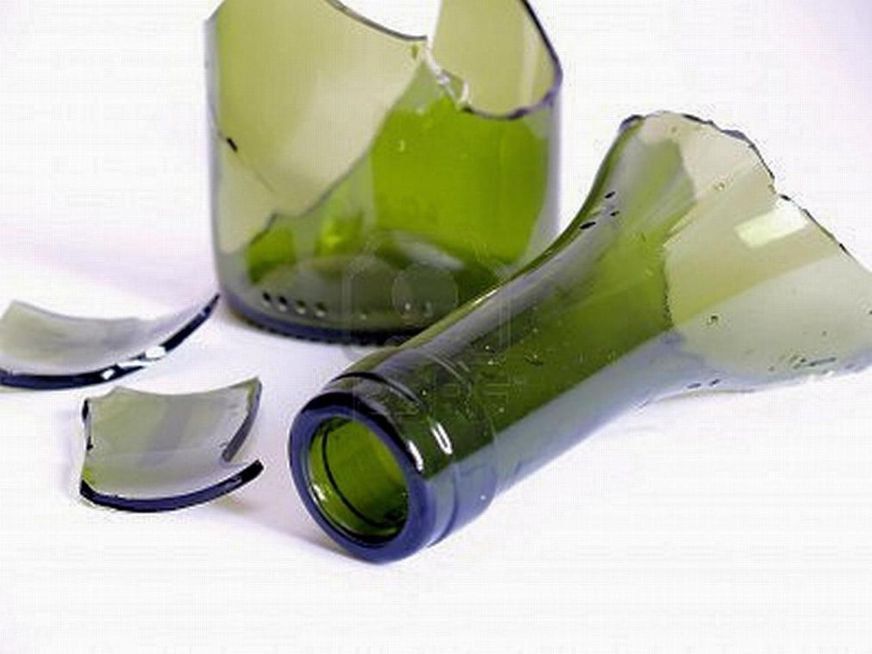 ACCUSÉE PAR SA MEILLEURE AMIE D’AVOIR UN MARI ET UN COPAIN Daba Lô attaque Ndèye Faye avec un tesson de bouteille et lui lacère la poitrine ACCUSÉE PAR SA MEILLEURE AMIE D’AVOIR UN MARI ET UN COPAIN Daba Lô attaque Ndèye Faye avec un tesson de bouteille et lui lacère la poitrine