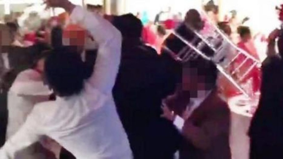 POIGNARDÉ PAR SON EX COPINE LE JOUR DE SON MARIAGE: Alioune Top exhibe devant le tribunal le boubou blanc tout maculé de sang qu'il portait le jour de son mariage, le juge condamne sa copine à 6 mois ferme POIGNARDÉ PAR SON EX COPINE LE JOUR DE SON MARIAGE: Alioune Top exhibe devant le tribunal le boubou blanc tout maculé de sang qu'il portait le jour de son mariage, le juge condamne sa copine à 6 mois ferme