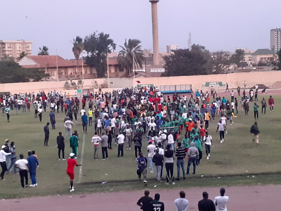 LA LIGUE 1 SÉNÉGALAISE AUX ALLURES DE NAVETANE: Le choc Jaraaf-Pikine interrompu par la violence sur les tribunes LA LIGUE 1 SÉNÉGALAISE AUX ALLURES DE NAVETANE: Le choc Jaraaf-Pikine interrompu par la violence sur les tribunes