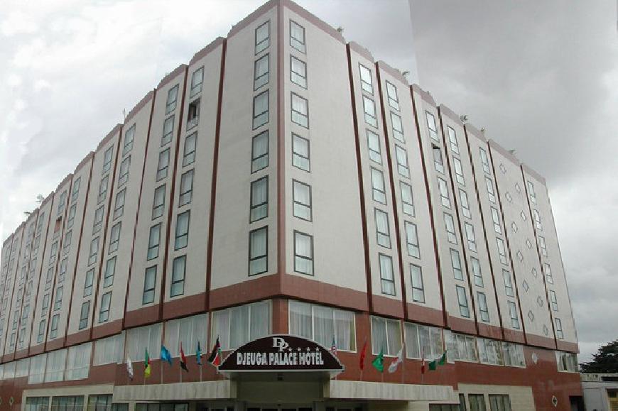 SECURITE MAXIMALE AUTOUR DE LA TANIERE : Le Djeuga Palace Hôtel barricadé