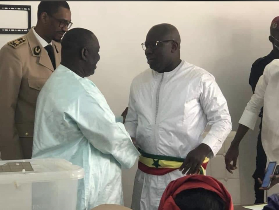 INSTALLATION DE AHMED AIDARA MAIRE DE LA VILLE DE GUEDIAWAYE: Les conseillers de Benno forcent la cohabitation, le maire suspend la séance, le préfet demande de continuer, les conseillers de Yewwi bloquent les travaux INSTALLATION DE AHMED AIDARA MAIRE DE LA VILLE DE GUEDIAWAYE: Les conseillers de Benno forcent la cohabitation, le maire suspend la séance, le préfet demande de continuer, les conseillers de Yewwi bloquent les travaux