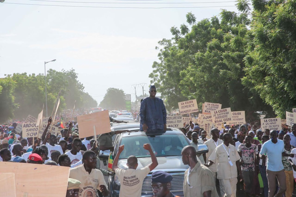 Macky accueilli en fanfare par Abdoulaye Sow et ses militants à Kaffrine Macky accueilli en fanfare par Abdoulaye Sow et ses militants à Kaffrine
