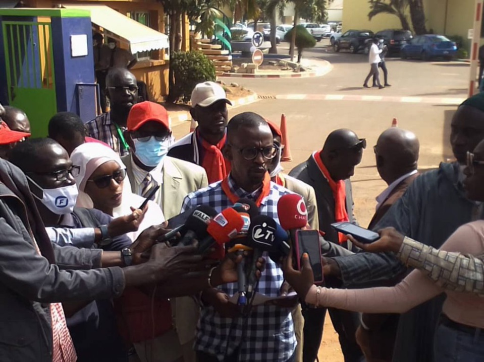 L’intersyndicale de la Sen’Eau face à la presse L’intersyndicale de la Sen’Eau face à la presse