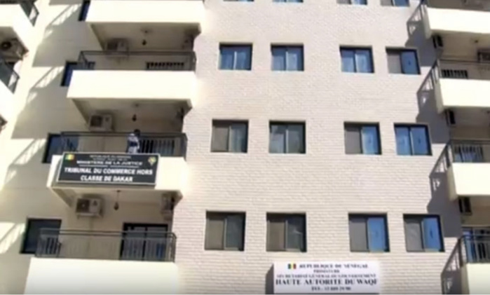 QUASI PARALYSIE DU TRIBUNAL DE COMMERCE POUR UNE DURÉE INDERTIMNEE : L’Etat doit 95.400.000 francs aux juges consulaires qui examinent pourtant des dossiers à milliards