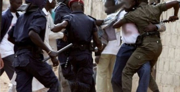 Un policier blessé à la tempe gauche par un projectile, un jeune gazé et admis aux urgences