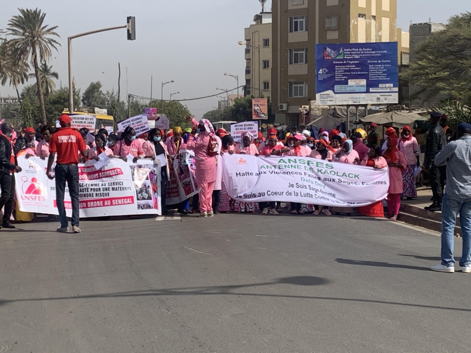 SIT-IN NATIONAL DE SOUTIEN AUX SAGES-FEMMES ÉCROUÉES: And Gueusseum Mbao rouspète encore et arbore des brassards rouges SIT-IN NATIONAL DE SOUTIEN AUX SAGES-FEMMES ÉCROUÉES: And Gueusseum Mbao rouspète encore et arbore des brassards rouges