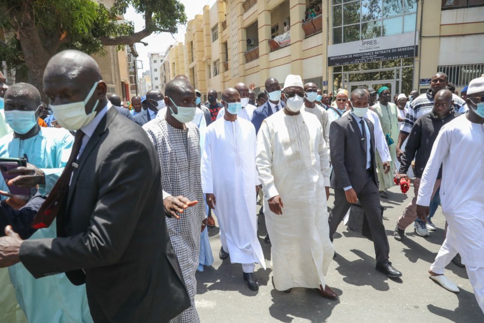 Macky Sall s’est rendu à la Mosquée:A l’aller comme au retour, c’est à pied que Macky a fait le trajet Macky Sall s’est rendu à la Mosquée:A l’aller comme au retour, c’est à pied que Macky a fait le trajet