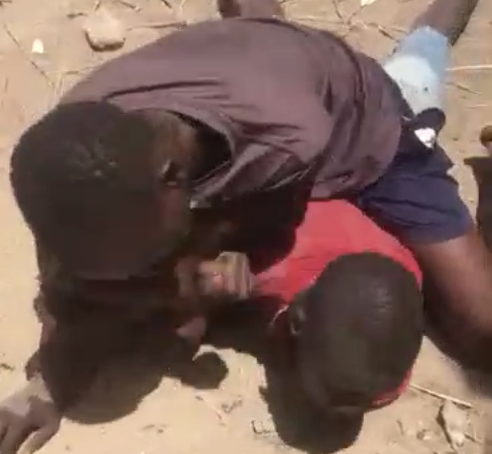 LES MINEURS S'ACCORDENT POUR QUE LEUR BAGARRE SOIT FILMÉE PAR B. GUÈYE :À l'origine, M. L. Sankaré avait traité d'homosexuel à I. Diaby qui surveillait la classe en l'absence du professeur et lui avait demandé de se taire LES MINEURS S'ACCORDENT POUR QUE LEUR BAGARRE SOIT FILMÉE PAR B. GUÈYE :À l'origine, M. L. Sankaré avait traité d'homosexuel à I. Diaby qui surveillait la classe en l'absence du professeur et lui avait demandé de se taire