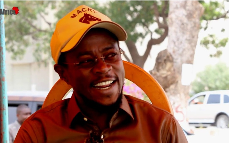 Abdou Mbow taquine... Abdou Mbow taquine...