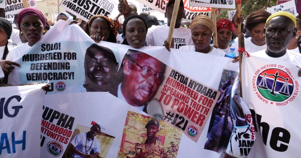 MEURTRE DE 67 MIGRANTS OUEST-AFRICAINS DONT DEUX SÉNÉGALAIS SOUS LA DICTATURE DE L’EX PRÉSIDENT: Yahya Jammeh et 13 de ses complices seront poursuivies pour leur rôle… des fosses communes identifiées en Casamance MEURTRE DE 67 MIGRANTS OUEST-AFRICAINS DONT DEUX SÉNÉGALAIS SOUS LA DICTATURE DE L’EX PRÉSIDENT: Yahya Jammeh et 13 de ses complices seront poursuivies pour leur rôle… des fosses communes identifiées en Casamance