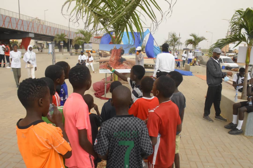 JOURNEE MONDIALE DE L’ENVIRONNEMENT: La plage de Hann Marinas fait peau neuve sous le regard des tableaux de Nataal Mag portant sur la pollution de la baie JOURNEE MONDIALE DE L’ENVIRONNEMENT: La plage de Hann Marinas fait peau neuve sous le regard des tableaux de Nataal Mag portant sur la pollution de la baie