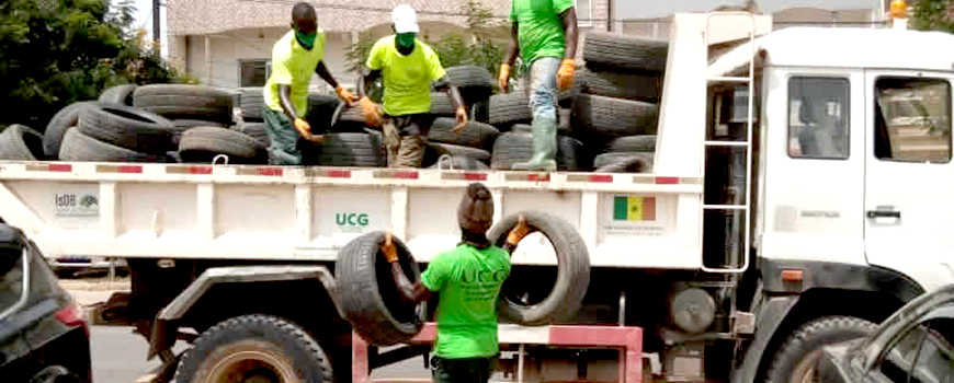 Les travailleurs de l’Ucg enlèvent les pneus usagés qui traînent