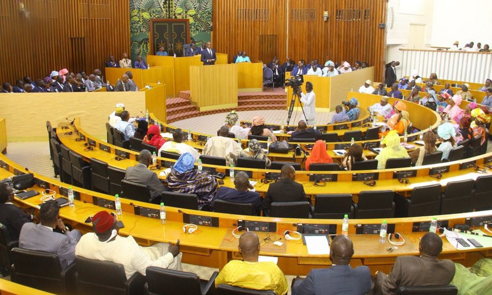 PROPOSITION DE LOI, DEMANDE DE L’ARRET DES POURSUITES POUR ABDOU MBACKE DOLLY, DETHIE FALL ET MAME DIARRA FAM… :Ces dossiers quirisquent deretarder la «retraite» de Niasse PROPOSITION DE LOI, DEMANDE DE L’ARRET DES POURSUITES POUR ABDOU MBACKE DOLLY, DETHIE FALL ET MAME DIARRA FAM… :Ces dossiers quirisquent deretarder la «retraite» de Niasse