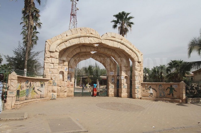 SA PETITE-FILLE BATTUE PAR UN ENSEIGNANT DE L'ÉCOLE NDIAGNE SAMB DE RUFISQUE : Mamadou Thiombane, pour se venger, bastonne l'un des maîtres et lui fracture la clavicule