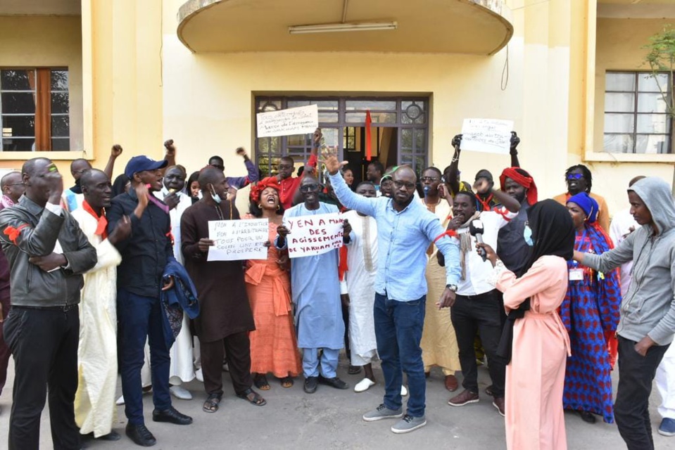 CRISE AU QUOTIDIEN NATIONAL: «LE SOLEIL» Le personnel gazé, 11 agents arrêtés, deux responsables démissionnent, les syndicalistes trainent le Dg à l’Ofnac CRISE AU QUOTIDIEN NATIONAL: «LE SOLEIL» Le personnel gazé, 11 agents arrêtés, deux responsables démissionnent, les syndicalistes trainent le Dg à l’Ofnac