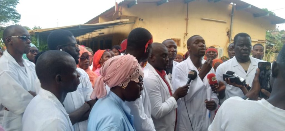 ARRESTATION DU GYNECOLOGUE, DE L’ANESTHESISTE ET DE L’INFIRMIER DU CENTRE DE SANTE DE KEDOUGOU:Le Satsus demande aux techniciens supérieurs en anesthésie réanimation exerçant à Tamba et Kédougou de déserter les blocs opératoires ARRESTATION DU GYNECOLOGUE, DE L’ANESTHESISTE ET DE L’INFIRMIER DU CENTRE DE SANTE DE KEDOUGOU:Le Satsus demande aux techniciens supérieurs en anesthésie réanimation exerçant à Tamba et Kédougou de déserter les blocs opératoires