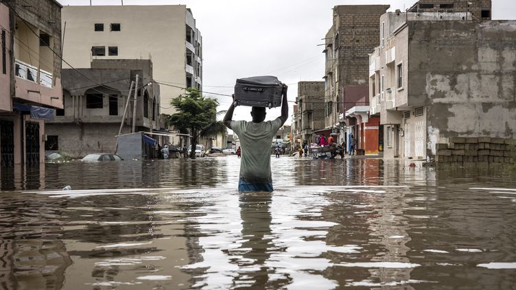 RIFIFI AUTOUR DES INONDATIONS A DAROU THIOUB/JAXAAY :Un sinistré sectionne avec un couteau les tuyaux du plan Orsec