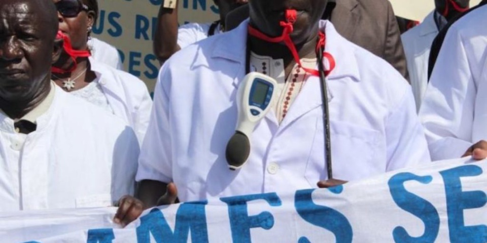 ARRESTATION DE L’EQUIPE MEDICALE A KEDOUGOU :Le Sames fait encore pression sur la justice en décrétant 72h de grève renouvelable ARRESTATION DE L’EQUIPE MEDICALE A KEDOUGOU :Le Sames fait encore pression sur la justice en décrétant 72h de grève renouvelable