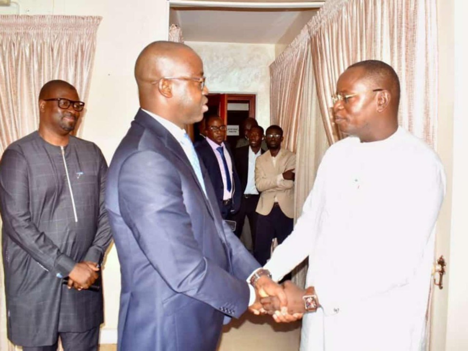 CORTEGE DE MOTOS, PARADE, BOUSCULADES, SUPPORTERS, RIVALITE DES GRIOTS… :La passation de service hyper méga folklorique entre Matar Ba et Yankhoba Diatara CORTEGE DE MOTOS, PARADE, BOUSCULADES, SUPPORTERS, RIVALITE DES GRIOTS… :La passation de service hyper méga folklorique entre Matar Ba et Yankhoba Diatara