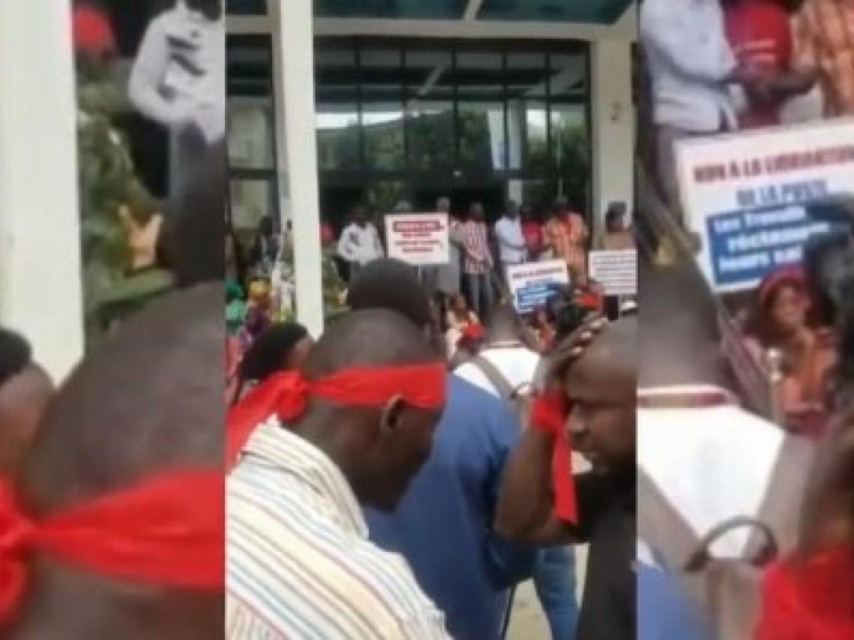 CRISE FINANCIÈRE ET SOCIALE A LA POSTE: Les travailleurs qui réclament la tête de Bibi Baldé, matés par la police, beaucoup de blessés CRISE FINANCIÈRE ET SOCIALE A LA POSTE: Les travailleurs qui réclament la tête de Bibi Baldé, matés par la police, beaucoup de blessés