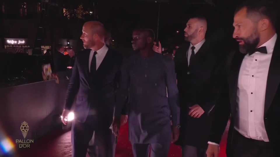 Ballon d’or : la tenue Made in Sénégal de Sadio Mané à la cérémonie a émerveillé les fans Ballon d’or : la tenue Made in Sénégal de Sadio Mané à la cérémonie a émerveillé les fans