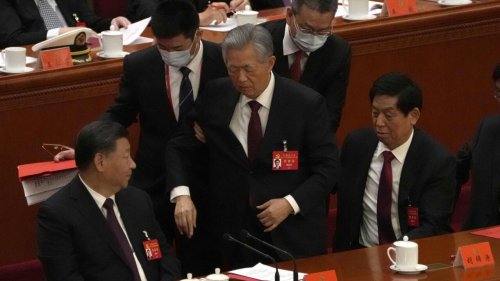 Congrès du PC: l'ex-président chinois Hu Jintao chassé vers la sortie
