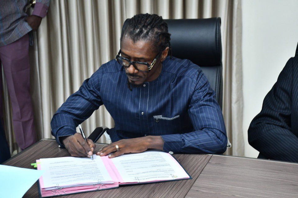 REVALORISATION SALARIALE JUSQU’EN: 2024 Aliou Cissé pèse désormais 360 millions par an REVALORISATION SALARIALE JUSQU’EN: 2024 Aliou Cissé pèse désormais 360 millions par an