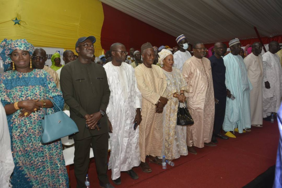 DON DE FOURNITURES ET ÉQUIPEMENTS SCOLAIRES : Papa Mademba Bitèye distribue1000 tables-bancs et 2500kits scolaires aux écoles de Kaolack DON DE FOURNITURES ET ÉQUIPEMENTS SCOLAIRES : Papa Mademba Bitèye distribue1000 tables-bancs et 2500kits scolaires aux écoles de Kaolack