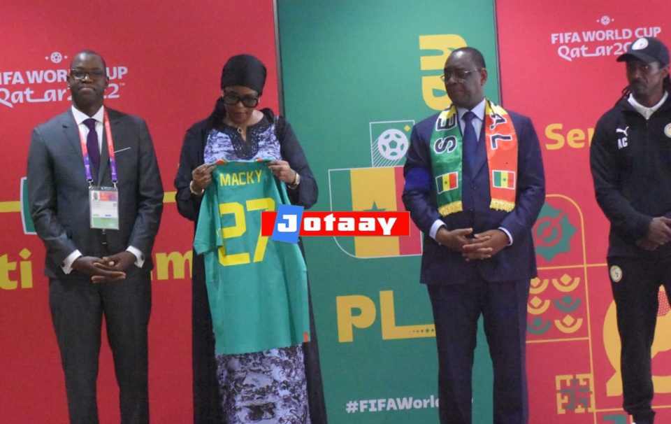 LES COULISSES DE LA REMISE DE DRAPEAU Kalidou Koulibaly dans une salle de jeu jouant au billard avant de recevoir le drapeau LES COULISSES DE LA REMISE DE DRAPEAU Kalidou Koulibaly dans une salle de jeu jouant au billard avant de recevoir le drapeau