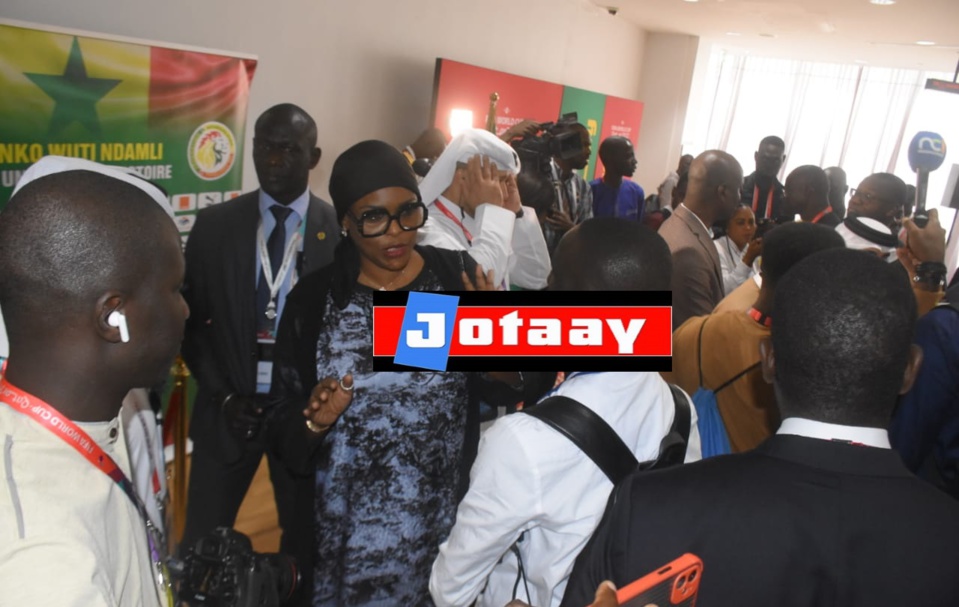 LES COULISSES DE LA REMISE DE DRAPEAU Kalidou Koulibaly dans une salle de jeu jouant au billard avant de recevoir le drapeau LES COULISSES DE LA REMISE DE DRAPEAU Kalidou Koulibaly dans une salle de jeu jouant au billard avant de recevoir le drapeau