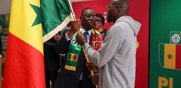 CÉRÉMONIE DE REMISE DE DRAPEAU:  Macky Sall dope les Lions et vise la victoire finale