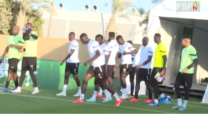 UN BRIN DE TENSION, LES STRATÉGIES SE PEAUFINENT, CHEIKHOU KOUYATÉ PORTÉ DISPARU, LA PRESSE ANGLAISE TOUJOURS EN ESPION :  La Tanière vit à 100 à l'heure avant l'Angleterre dimanche